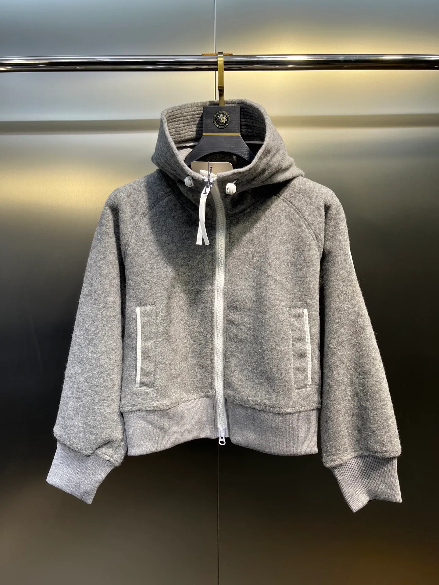 P680 Canada Goose women's hooded wool raglan jacket Fabric: Custom-dyed 60% wool, 18% lyocell fiber, 12% polyester, 8% nylon Placket: Made of nylon edge cloth + original YKK No. 10 zipper (white paint) Pocket buttons: Used TPU four-button buttons of the same color Sleeve thread: Made of high-elastic wool spandex blended elastic thread Accessories: Full set of accessories customized The interior is made of black polyester pocket cloth. The back neckline is made of pure white ear-hanging webbing. Behringer embroidery machine. 21600 needles high-density white label embroidery. Size: S--2XL